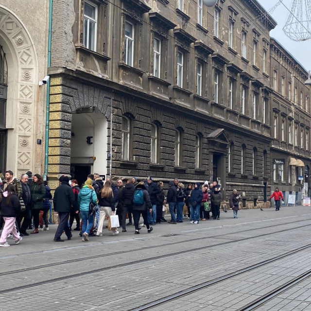 Red pred zagrebačkim HNB-om zbog promjene kuna u eure