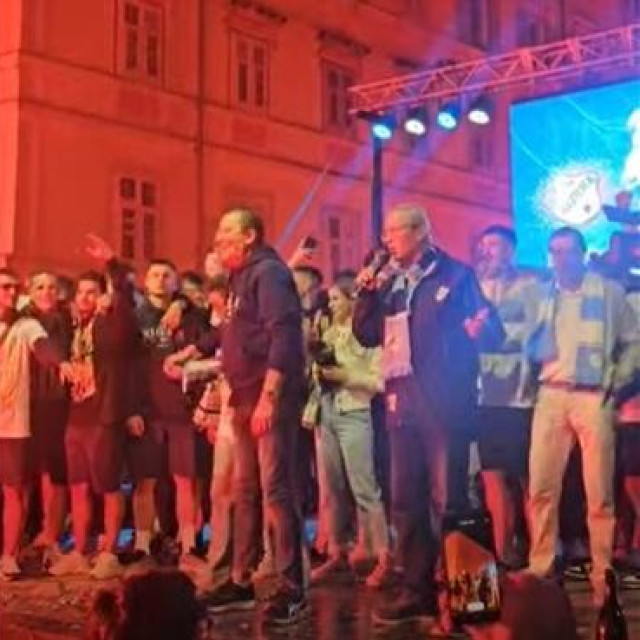 Damir Badurina i Damir Mišković pjevaju tijekom proslave u Rijeci nakon što je klub osvojio naslov prvaka ove godine