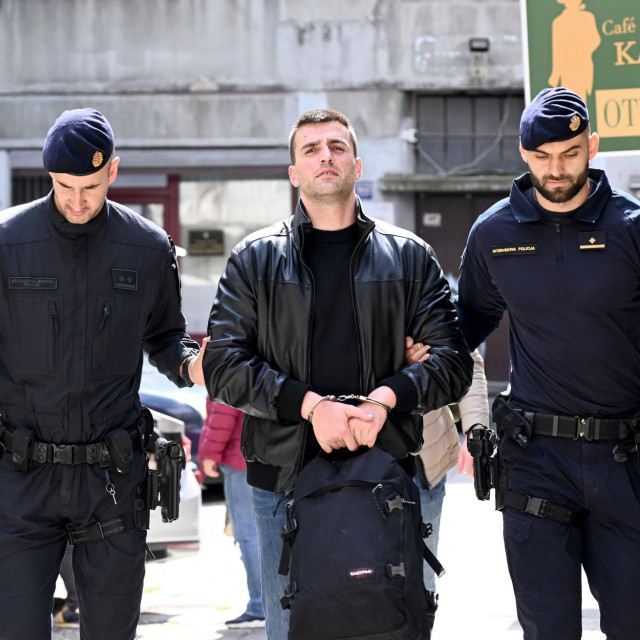 Policija privodi osobu navodno povezanu s trgovinom drogom na Trgu bana Josip Jelačića