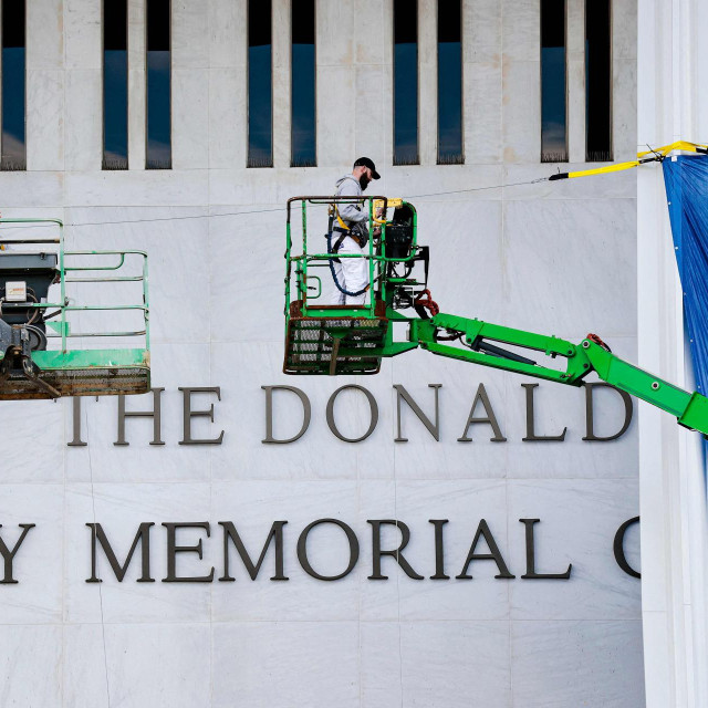 Dodavanje Trumpovog imena na zgradu Kennedy centra