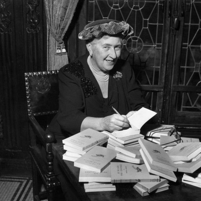 Agatha Christie 1950. potpisuje francuska izdanja svojih knjiga 