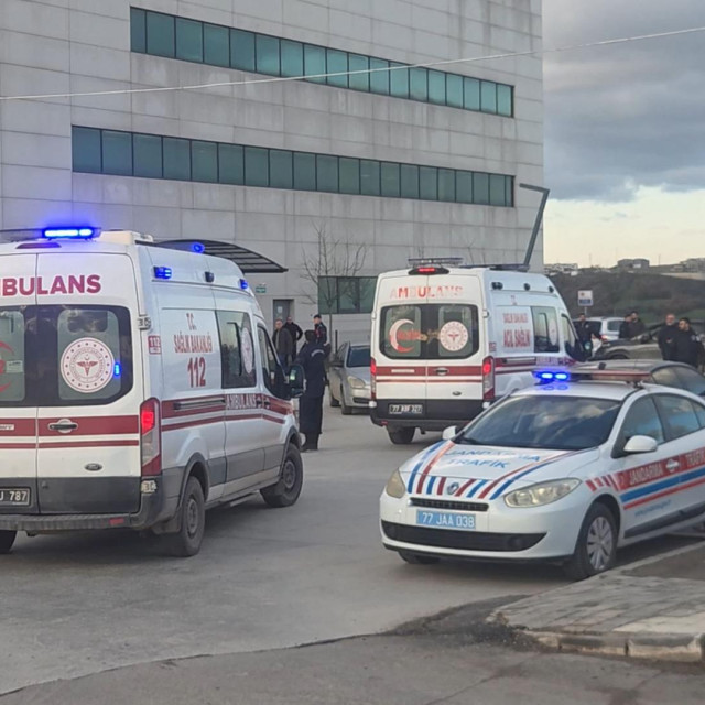 Fotografija koju je 29. prosinca 2025. snimila i dostavila novinska agencija Demiroren prikazuje ranjene osobe kako stižu u bolnicu u Yalovi nakon što je turska policija pokrenula operaciju na kuću za koju se sumnja da je skrivala navodne članove Islamske države