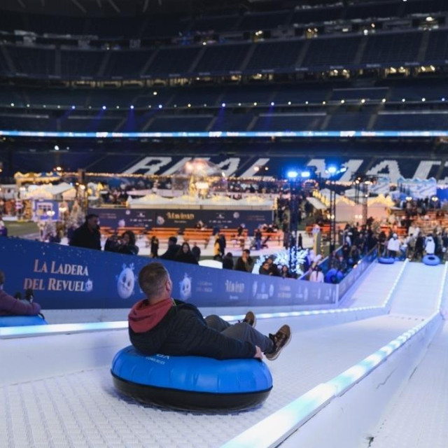 Ledeni tobogan dug je 40 metara i širok 12 metara, proteže se preko dijela tribina stadiona i spušta sve do terena
