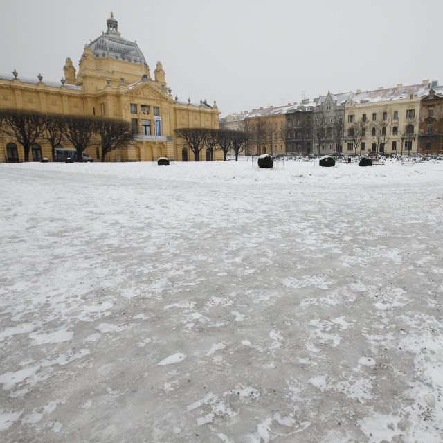 Smrznuto tlo na Trgu kralja Tomislava u Zagrebu (arhiva)