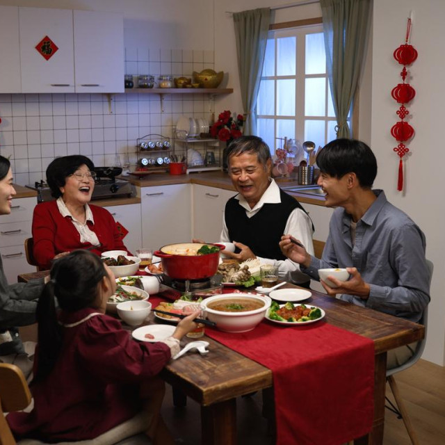 Za mnoge Kineze koji prakticiraju feng shui, ukrašavanje doma — pa čak i božićnog drvca — nije puka estetika, već promišljen ritual usmjeren na privlačenje pozitivne energije.