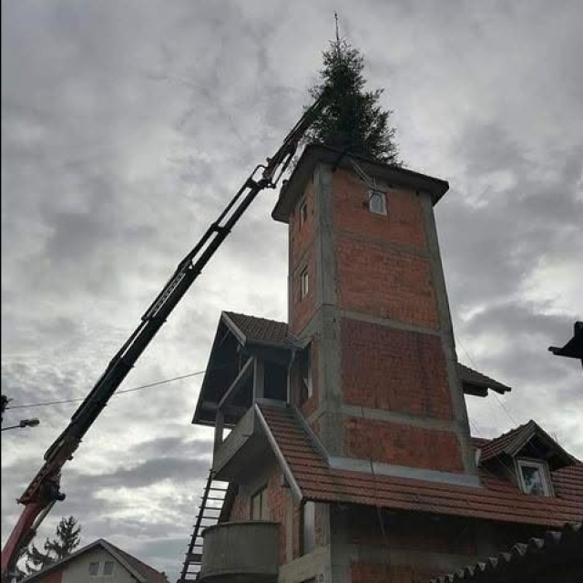 Bor se na krov tornja podiže uz pomoć dizalice