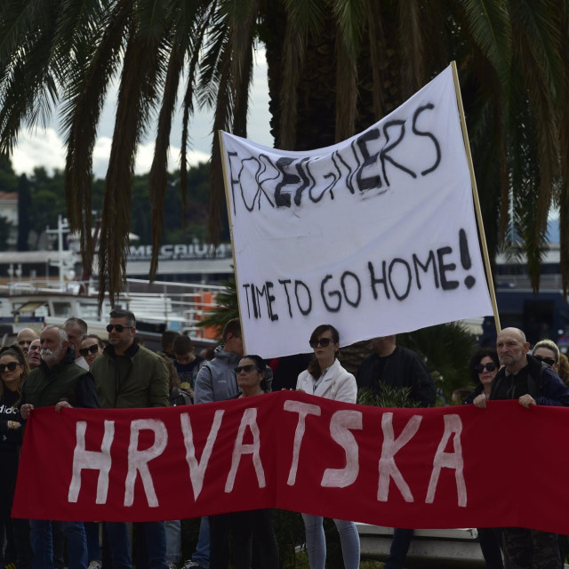 Opskurni prosvjed protiv stranih radnika na splitskoj Rivi