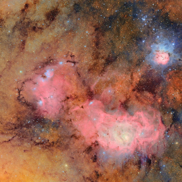 Ova fotografija kombinira 678 zasebnih koje je snimio NSF-DOE Vera C. Rubin opservatorij u nešto više od sedam sati promatranja. Kombiniranjem mnogih fotografija na ovaj način jasno se otkrivaju inače slabi ili nevidljivi detalji, poput oblaka plina i prašine koji čine Trifid maglicu (gore desno) i Lagunu maglicu, koje su udaljene nekoliko tisuća svjetlosnih godina od Zemlje.