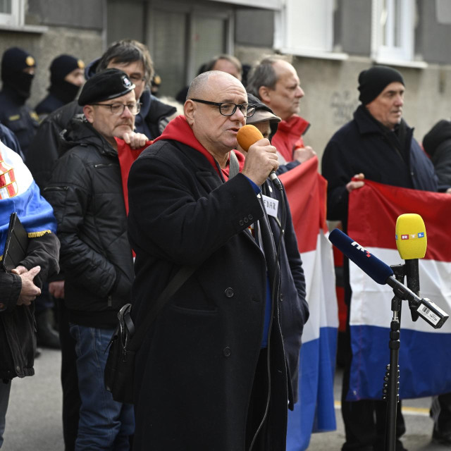 Dražen Keleminec i njegovi istomišljenici organizirali su prosvjede ispred stanova u kojima žive Dalija Orešković i Tomislav Tomašević