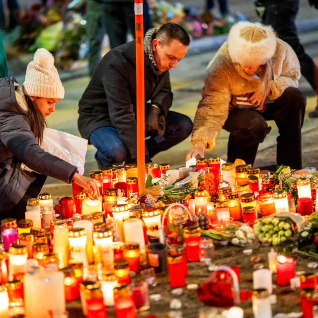 Blizu mjesta tragedije u Crans-Montani večeras se pale svijeće i oplakuju žrtve