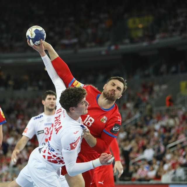 Češki pivot Vit Reichl u dvoboju s Klaricom nedavno u kvalifikacijama za Euro