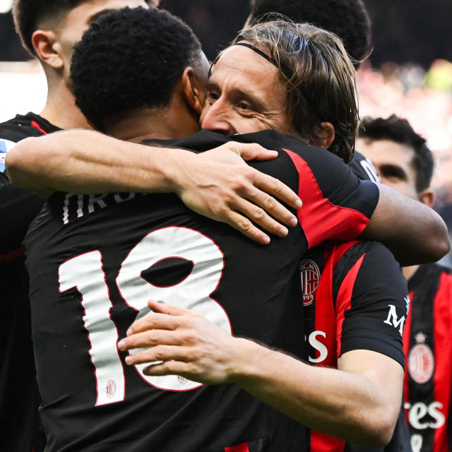 Modrić u zagrljaju s Nkunkuom