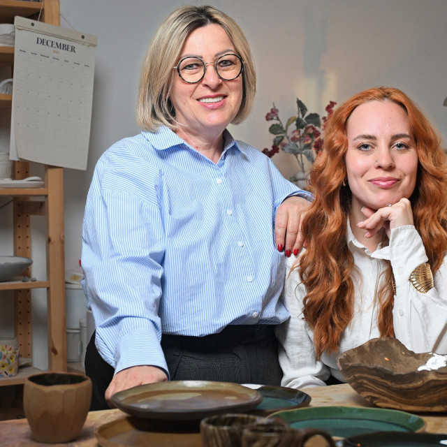 Matulji, 311226.
Brend Tesu ceramics iza kojeg stoje mama i kcer Suzana Top Silovic i Tea Barnjak.