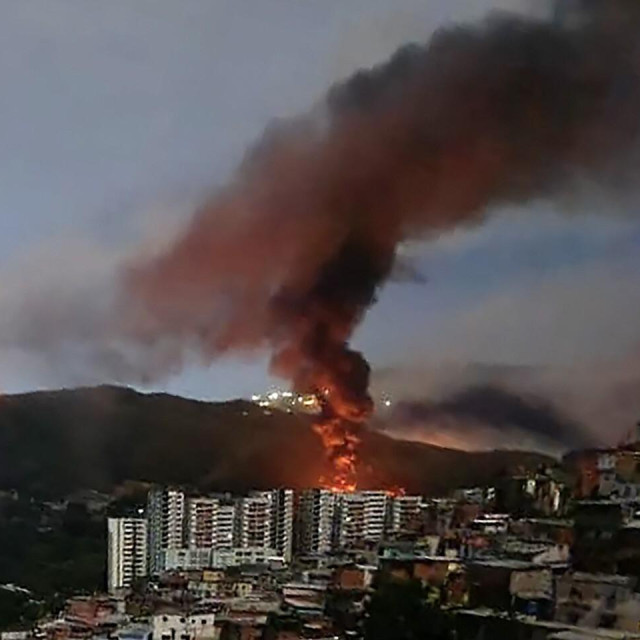 Slika požara u Fuerte Tiuni, najvećem vojnom kompleksu u Venezueli, nakon niza eksplozija u Caracasu