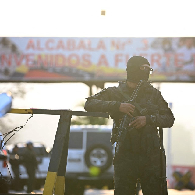 Pripadnik Nacionalne garde stoji na straži na ulazu u Fuerte Tiunu, najveći vojni kompleks Venezuele, u Caracasu nakon što su američke snage zarobile venezuelanskog čelnika Nicolása Madura 