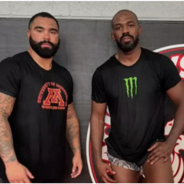 Gable Steveson (lijevo) I Jon Jones (desno)