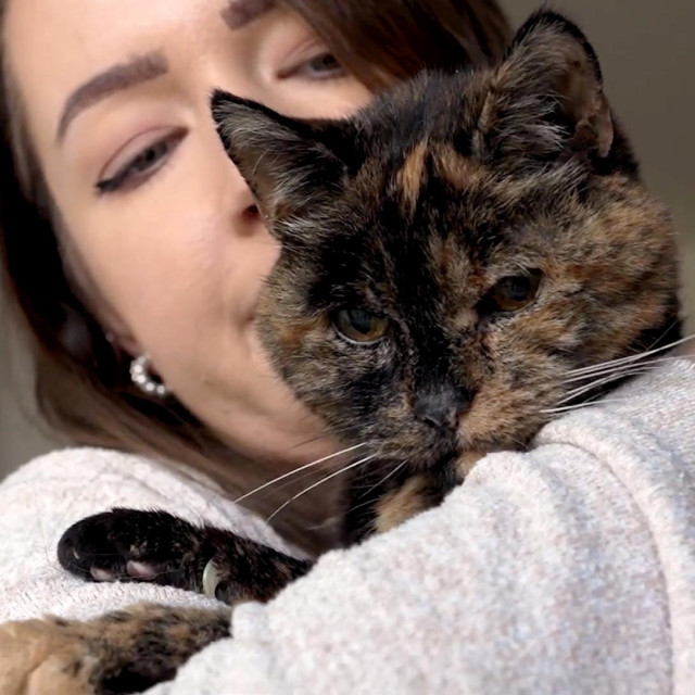 Flossie i njena vlasnica Vicki Green

 