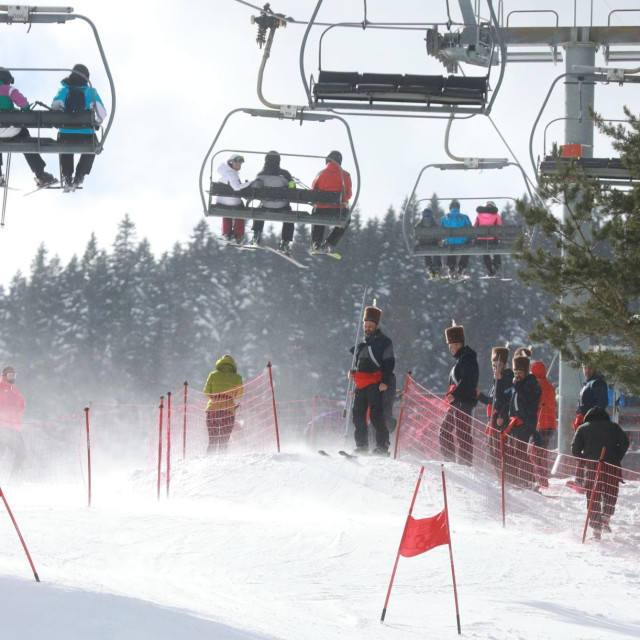 Skijalište Adriaski smješteno je na planini Čajuši, gotovo u sredini kupreške visoravni