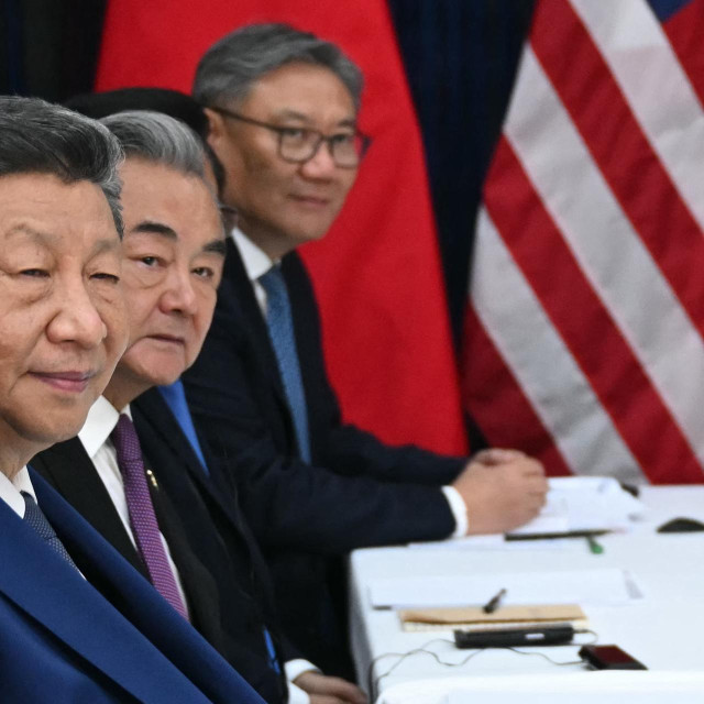 Kineski predsjednik Xi Jinping s dvojicom svojih ministara