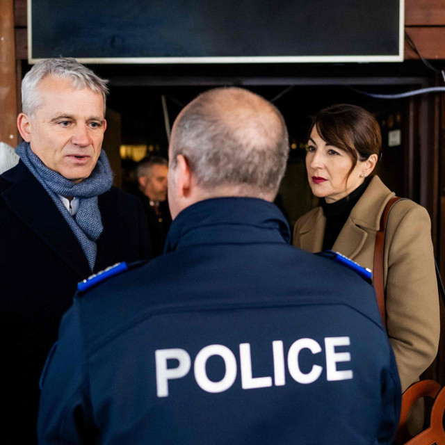 Švicarski ministar Minister Beat Jans  razgovara s Frédéricom Gislerom, zapovjednikom kantonalne policije Valaisa, i Evom Wildi-Cortes, ravnateljicom FEDPOL-a (Saveznog ureda policije), dok zajedno obilaze ulaz u “Le Constellation”