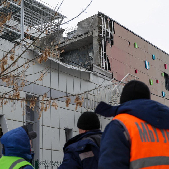 Ekipe na terenu nakon raketnog napada Oružanih snaga Ukrajine na ruski grad Belgorod
