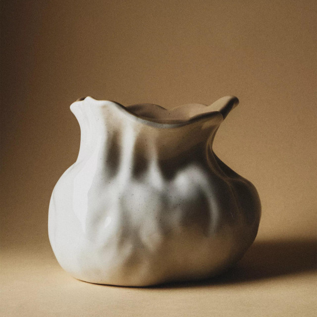 Zara Home nepravilna keramička vaza s kontrastnom unutarnjom stranom (prije 19,99 eura, sada 15,99 eura)