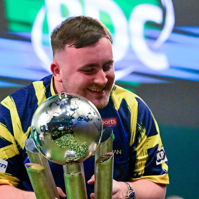 Luke Littler s trofejem prvaka