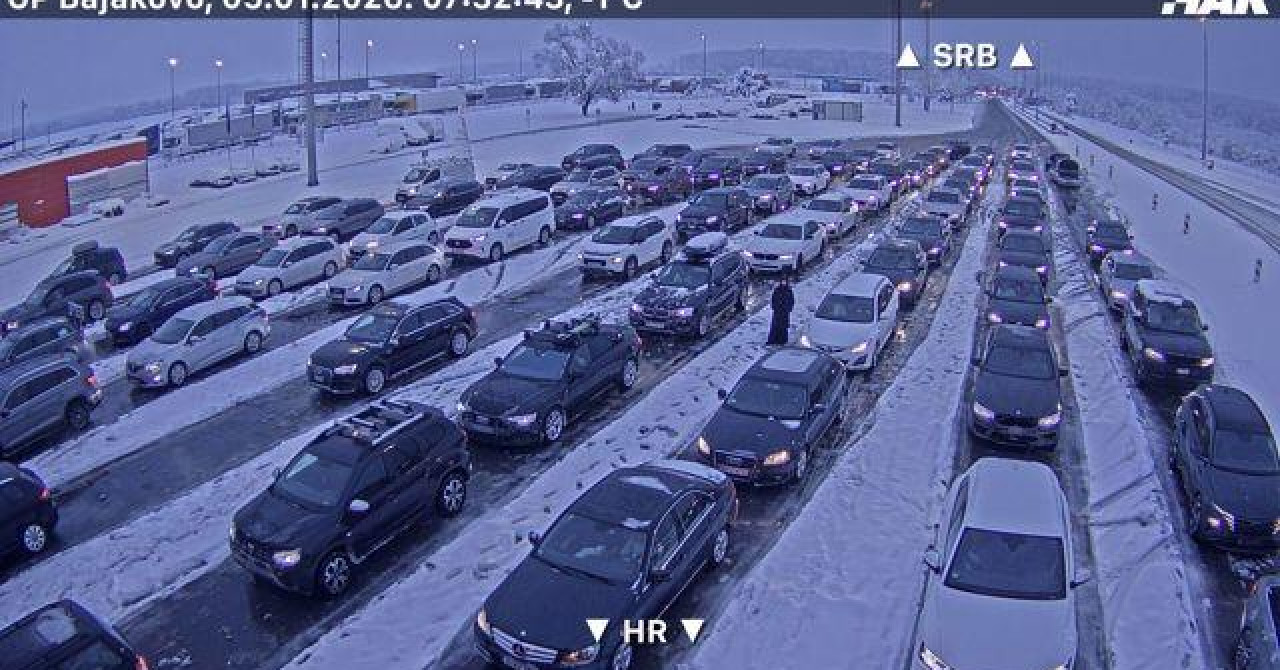 Snijeg prekrio Hrvatsku, negdje će padati danima, a problemi u prometu već su počeli: Zbog nesreće zatvorena A1!