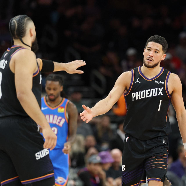 Devin Booker (desno) je osmi put u karijeri pogodio šut za pobjedu