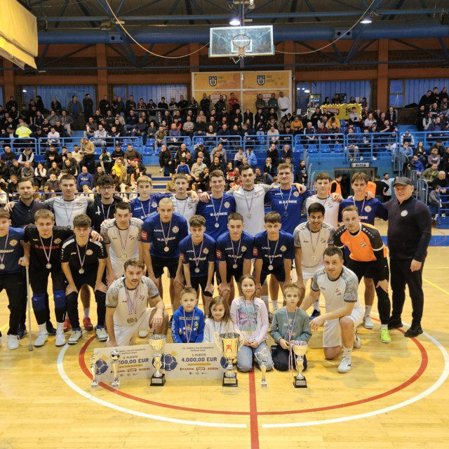 Tomislav Radnik i juniori Radnika zajedno nakon sjajnog finala 