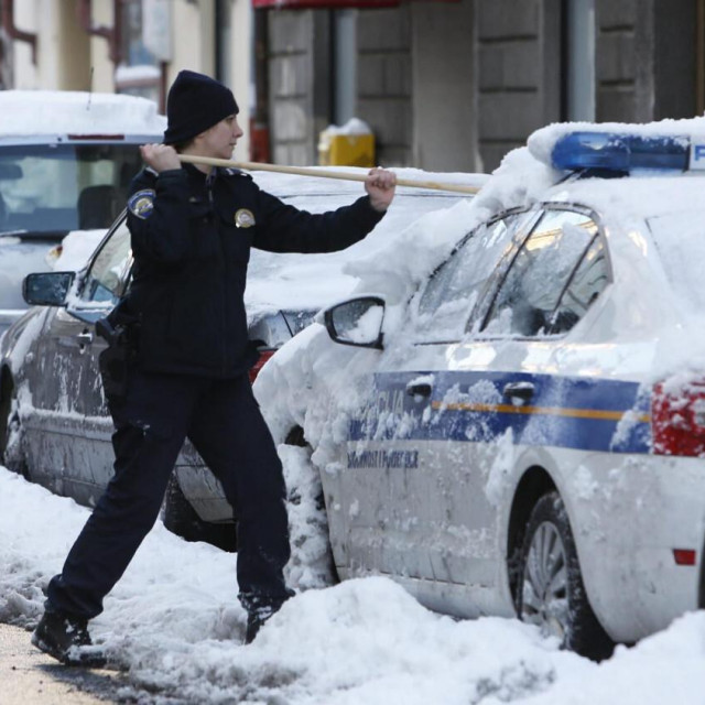 Čišćenje snijega s automobila, ilustracija