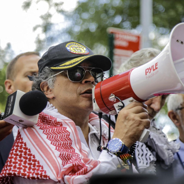 Gustavo Petro s megafonom tijekom propalestinskog prosvjeda ispred sjedišta UN-a u New Yorku u rujnu