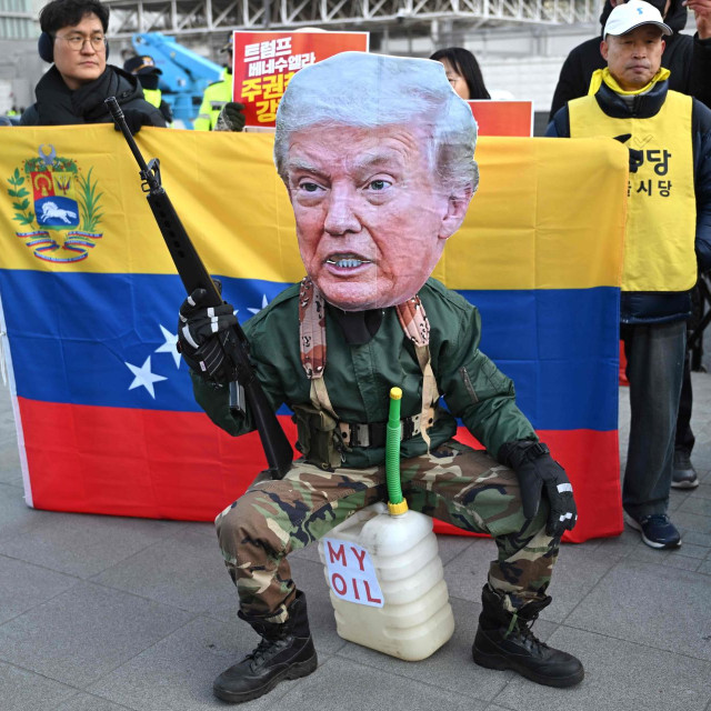 Prosvjednik nosi masku američkog predsjednika Donalda Trumpa tijekom demonstracija koje osuđuju američki napad na Venezuelu i otmicu venezuelanskog vođe Nicolasa Madura. Snimljeno ispred američkog veleposlanstva u Seulu