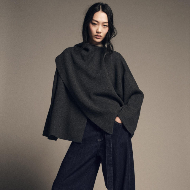 Pletena pelerina iz Zare odlična je za slojevite zimske kombinacije