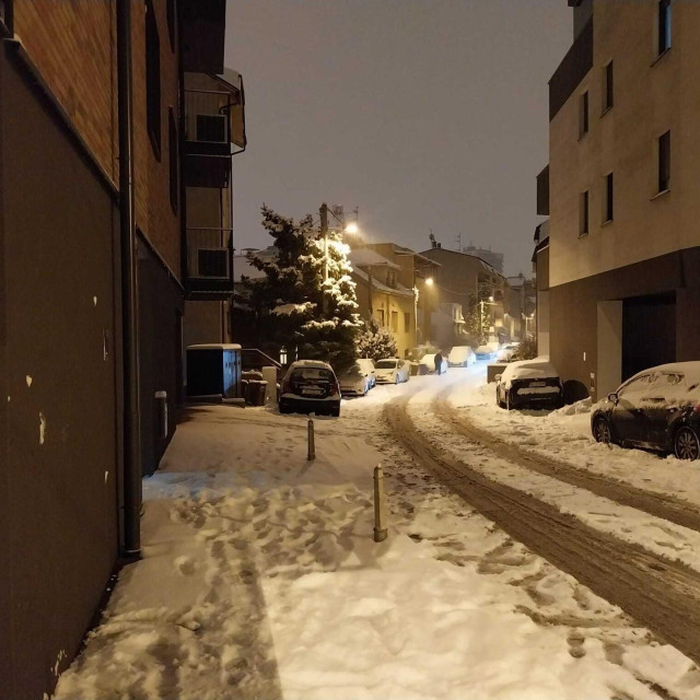 Snijeg prekrio grad, a mnogi građani nisu očistili ispred svojih zgrada
