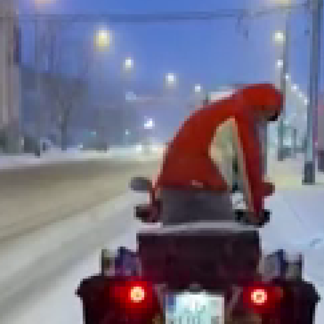 Neki su nepovoljne uvjete na cestama odlučili iskoristiti za skijanje