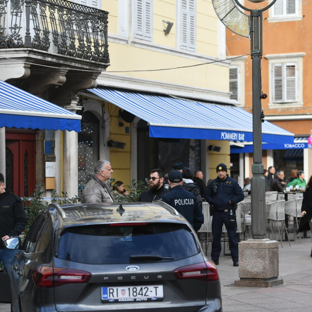 Policijski očevid u stambenoj zgradi na Trgu Republike Hrvatske, na riječkom Korzu