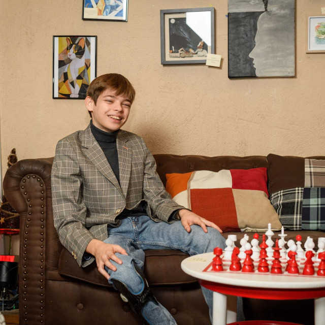 Kad nije za šahovskom pločom, Ivano uživa u drugim sportskim aktivnostima poput nogometa i vožnje bicikla