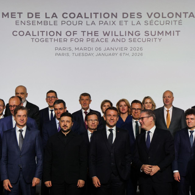 (Prvi red s lijeva) Poljski premijer Donald Tusk, slovenski premijer Robert Golob, ukrajinski predsjednik Volodimir Zelenski, francuski predsjednik Emmanuel Macron, britanski premijer Keir Starmer, talijanska premijerka Giorgia Meloni, predsjednica Europske komisije Ursula Von der Leyen i posebni izaslanik SAD-a Steve Witkoff; (zadnji red) hrvatski premijer Andrej Plenković, albanski premijer Edi Rama, španjolski premijer Pedro Sanchez, švedski premijer Ulf Kristersson, finski predsjednik Alexander Stubb i rumunjski predsjednik Nicusor Dan poziraju za zajedničku fotografiju u Elizejskoj palači u Parizu, 6. siječnja 2026., na marginama samita „Koalicije voljnih“ o sigurnosnim jamstvima za Ukrajinu