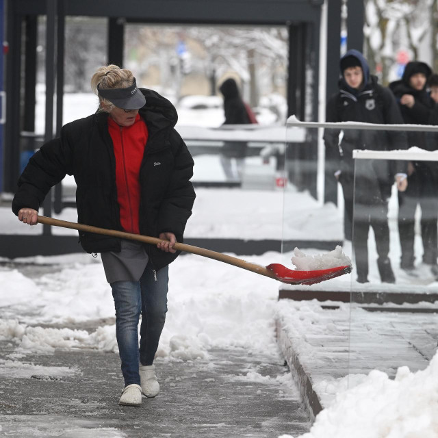 Čišćenje snijega lopatama u Zagrebu