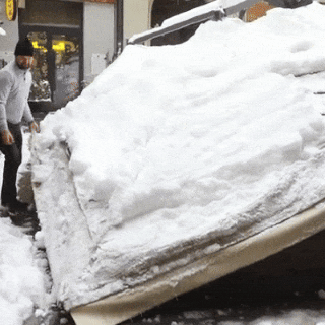 Pod težinom snijega propala nadstrešnica terase kafića u Bogovićevoj ulici