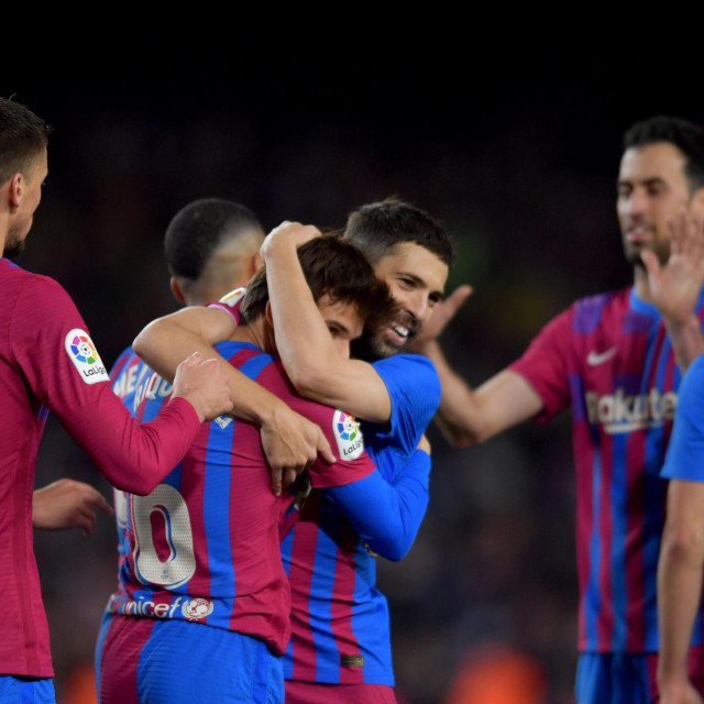 Riqui Puig u zagrljaju suigrača