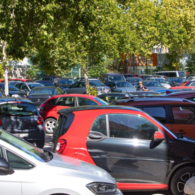 Parkiralište u Zrinsko-frankopanskoj kod Starog placa
