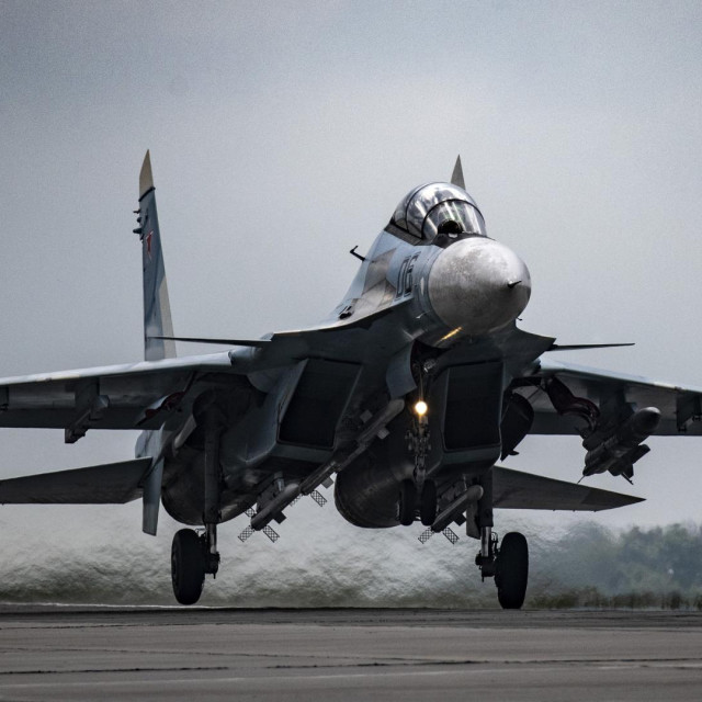 Su-35 na pisti
