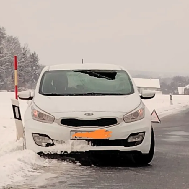 Auto kojem je led s kombija probio vjetrobransko staklo