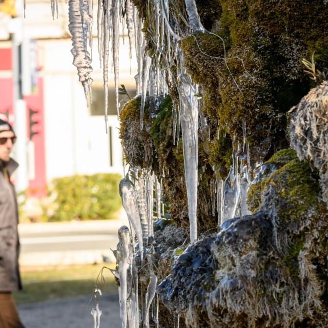 Sibenik, 080126.
Zbog niske temperature stvorile su se sige na fontani kod Gospe Van grada u perivoju Luje Marune.
