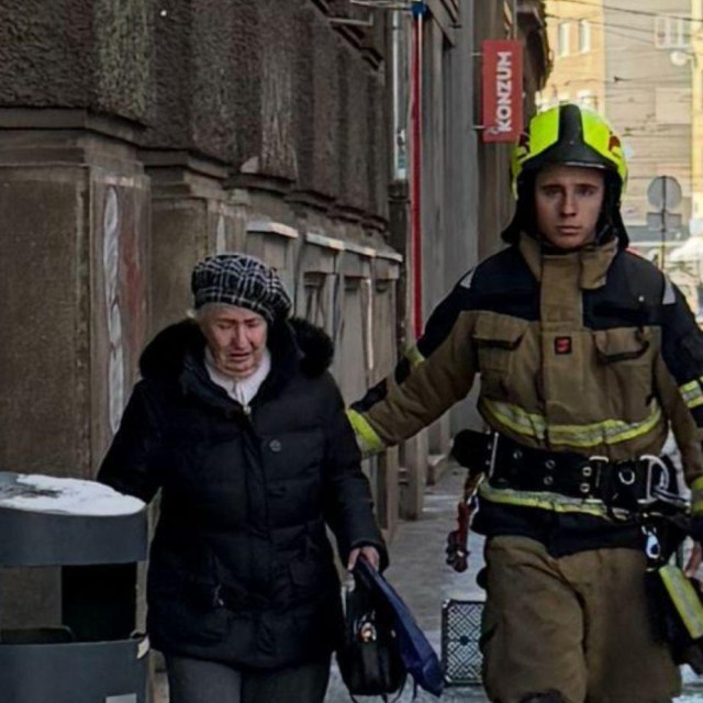 Vatrogasac pomaže starijoj gospođi