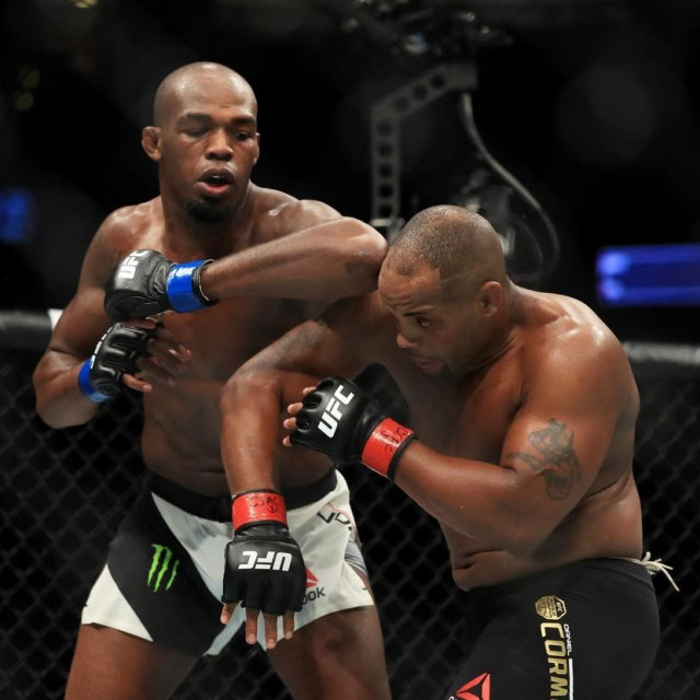 Jon Jones (lijevo) vs. Daniel Cormier (desno)