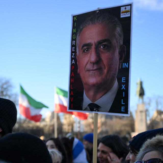Slika Reze Pahlavija na prosvjedima