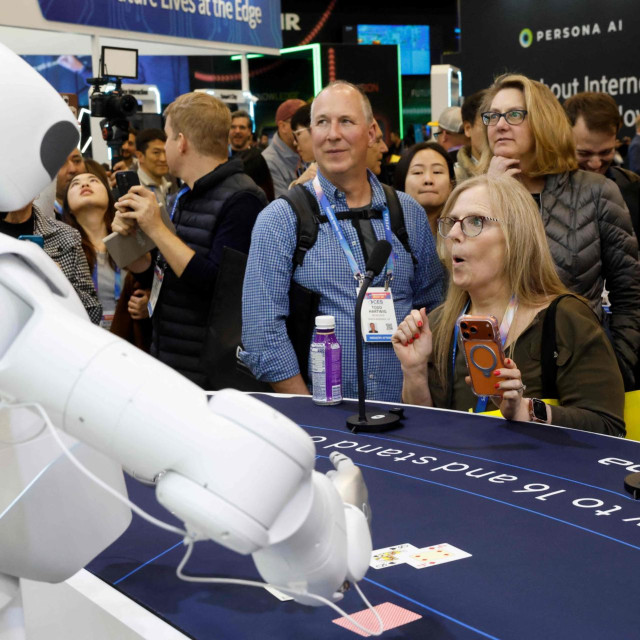 Robot tvrtke Sharp dijeli karte za igru blackjacka tijekom godišnjeg sajma potrošačke elektronike (Consumer Electronics Show)